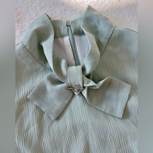 Ruffled Sleeveless Blouse with Bow Detail – Fully Lined, Soft Sage Green, Size L - Picture 2 of 5